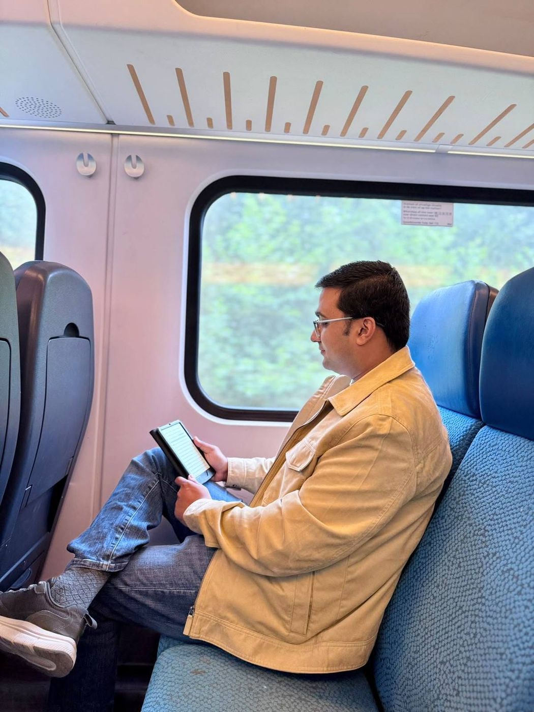 Reading a Kindle on a Dutch train